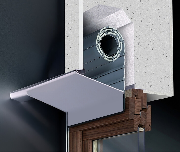 Querschnitt durch eine Wand mit Rollladenkasten, Rollladenwelle und Holzfensterrahmen.