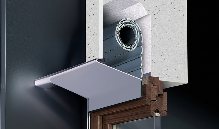 Querschnitt durch eine Wand mit Rollladenkasten, darunter ein Holzfensterrahmen mit Glas und einer Aluminiumabdeckung am Rollladenkasten.